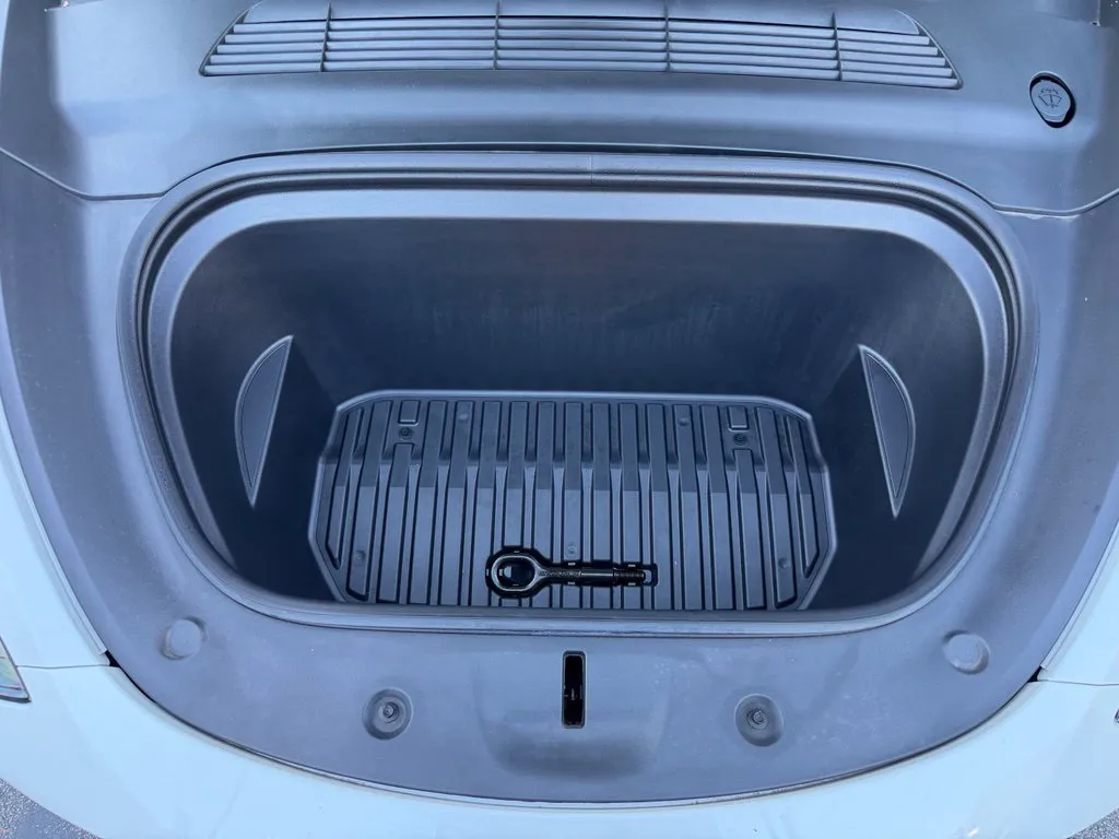 Tesla Model Y photo 6