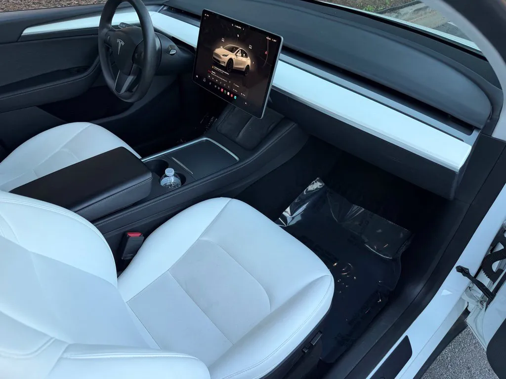 Tesla Model Y photo 32
