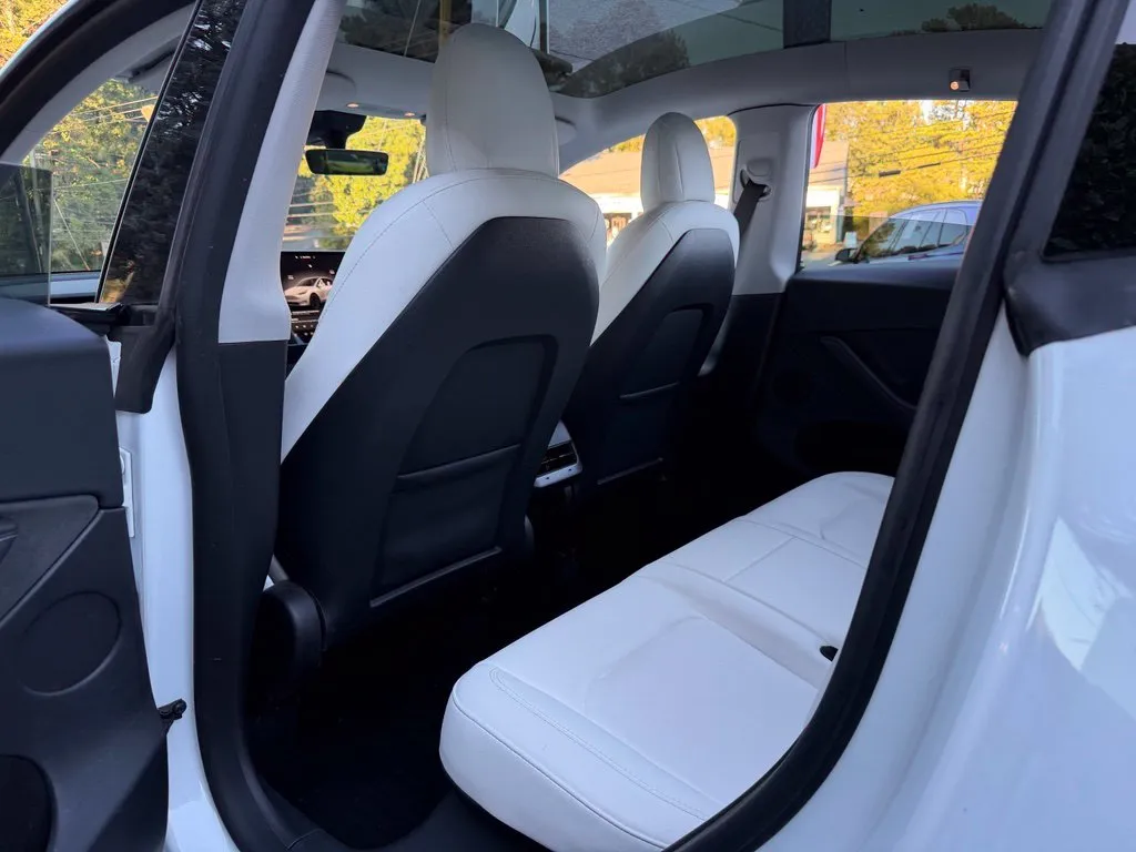 Tesla Model Y photo 30