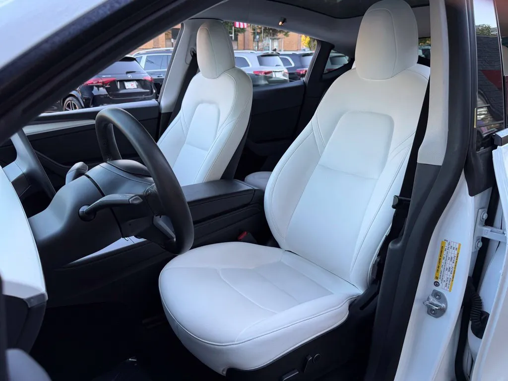 Tesla Model Y photo 26
