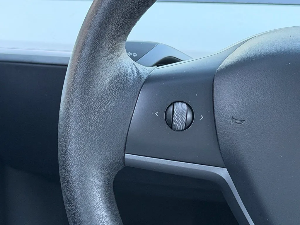 Tesla Model Y photo 44