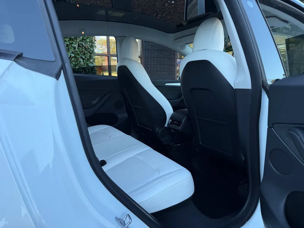 Tesla Model Y photo 38