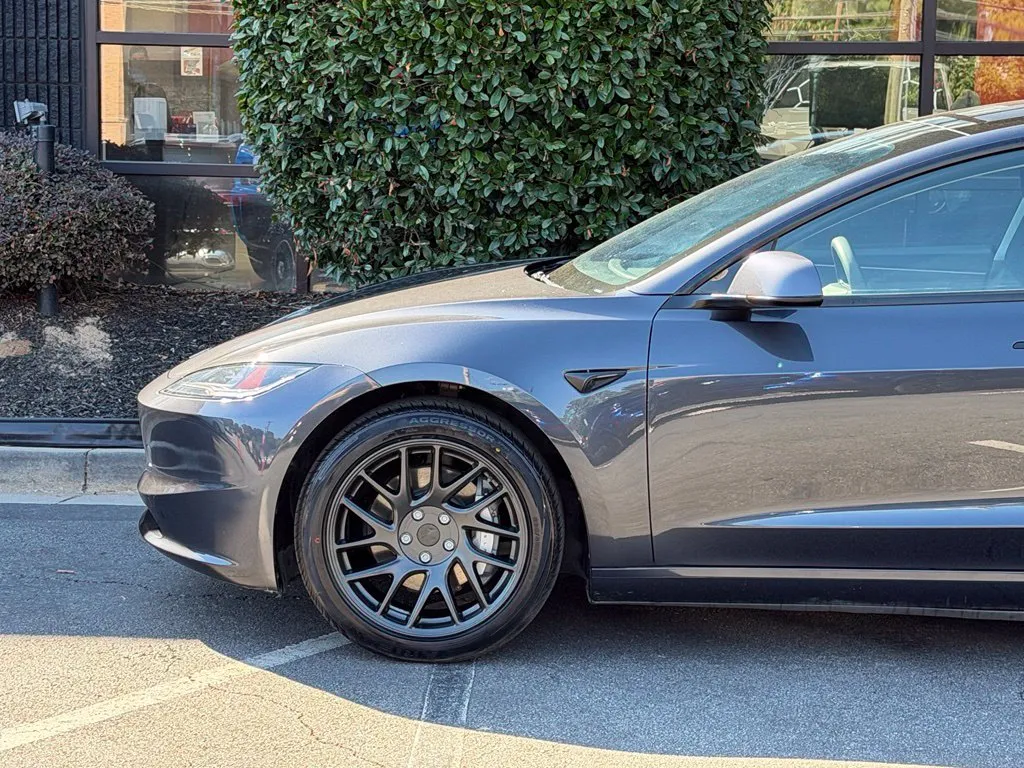 Tesla Model 3 photo 10