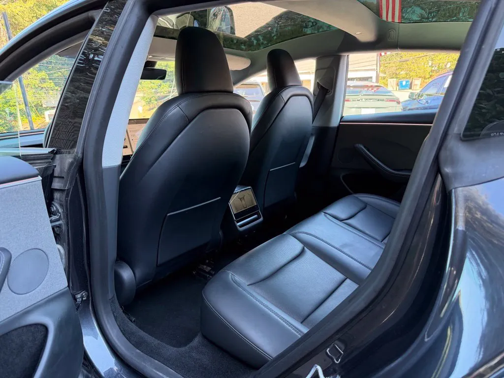 Tesla Model 3 photo 30