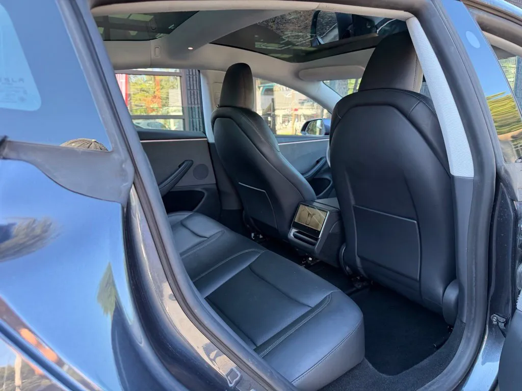 Tesla Model 3 photo 38