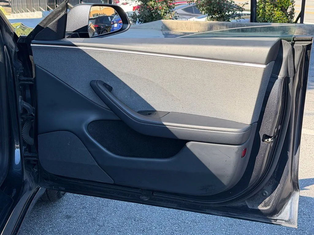 Tesla Model 3 photo 36