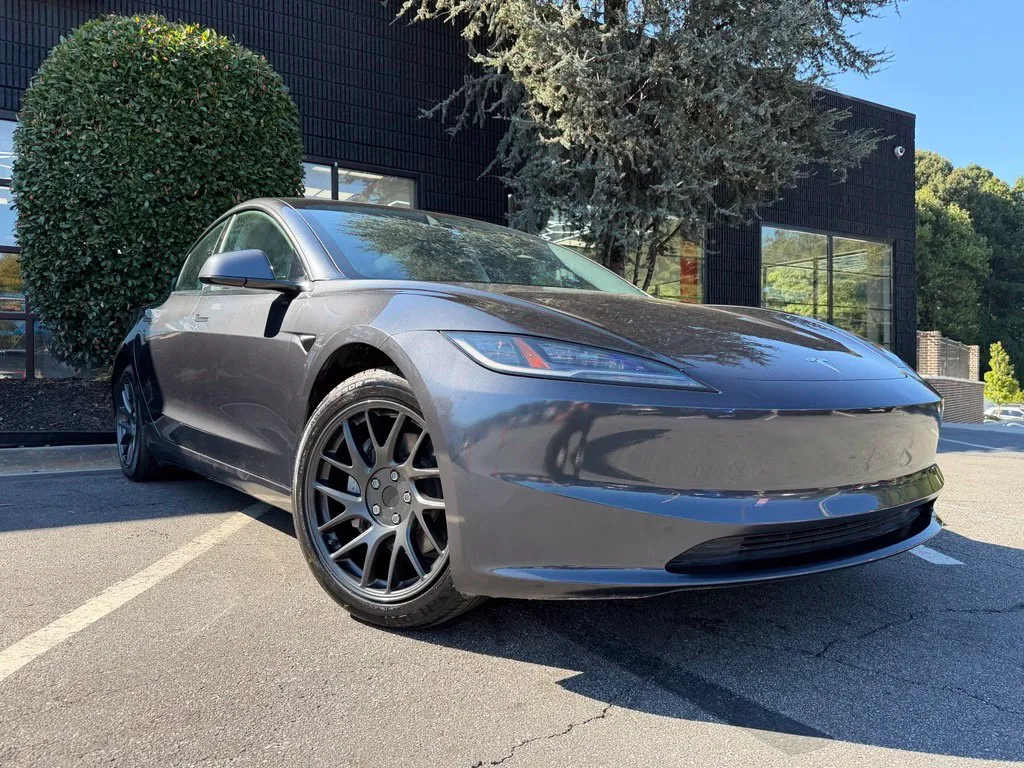Tesla Model 3 photo 8