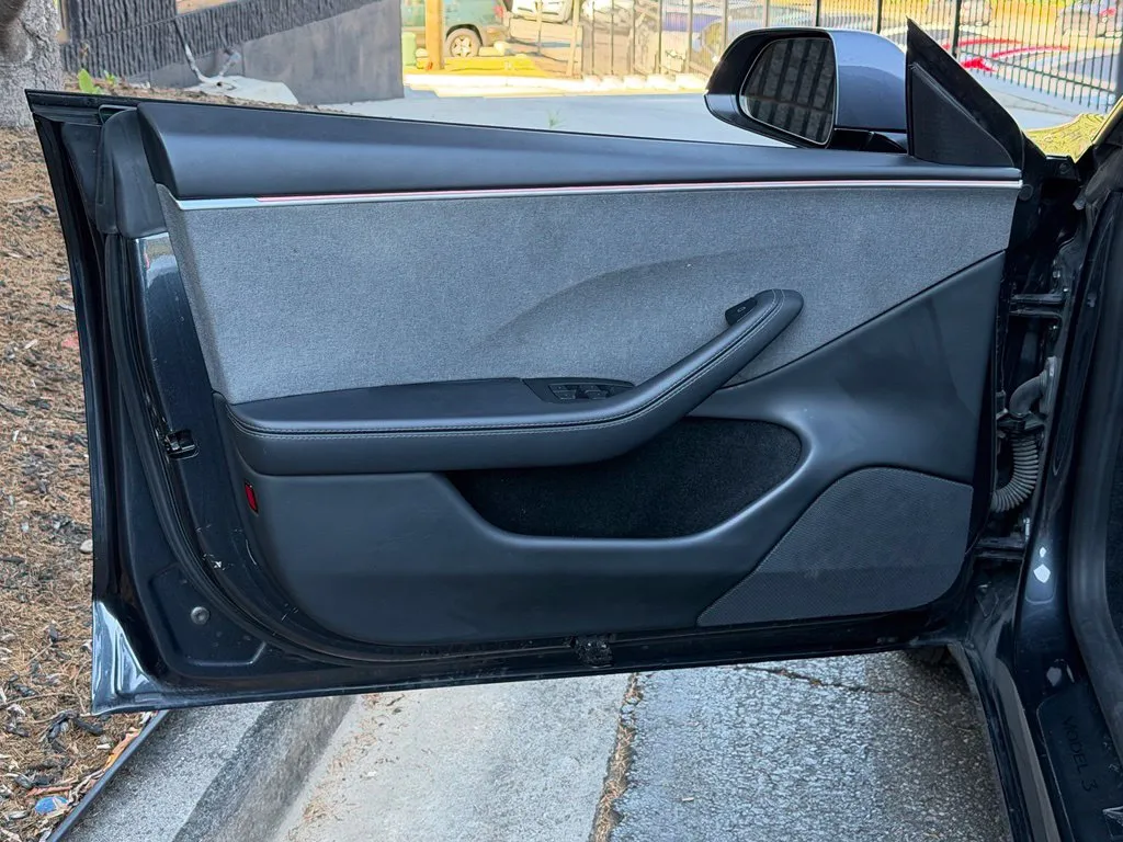 Tesla Model 3 photo 28