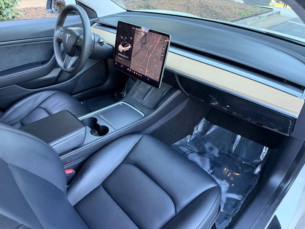 Tesla Model 3 photo 32