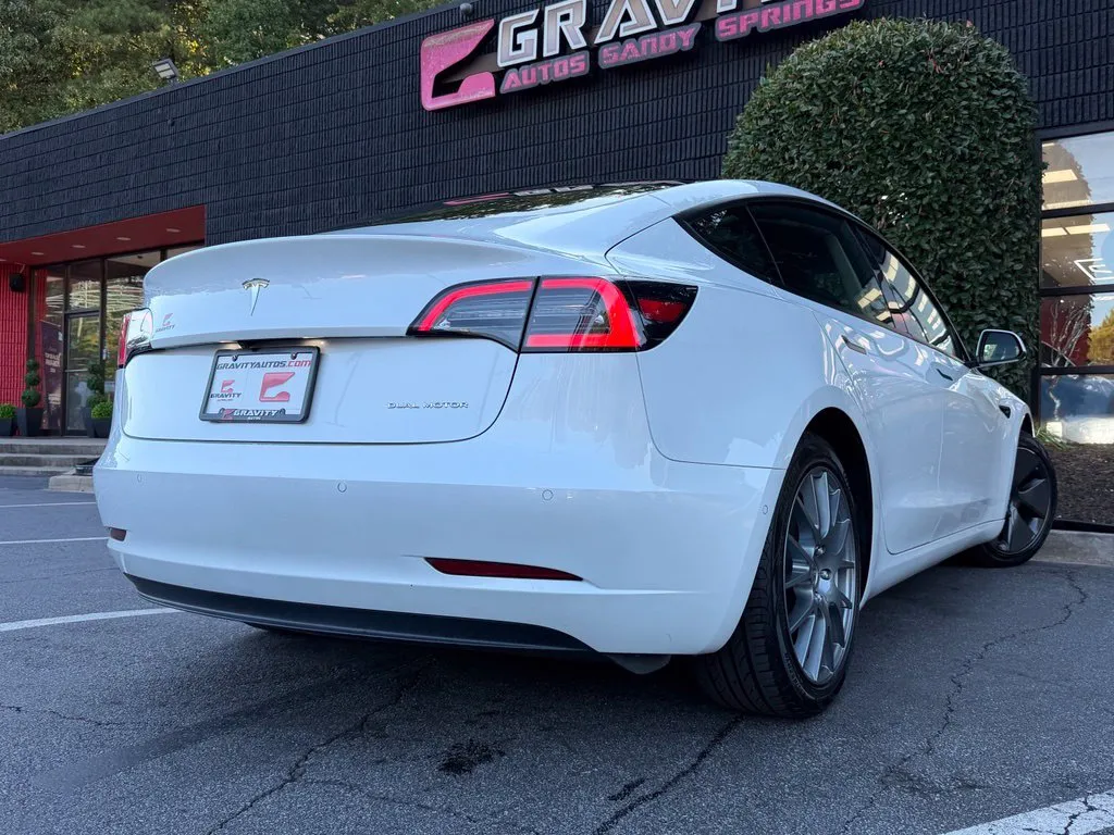 Tesla Model 3 photo 13