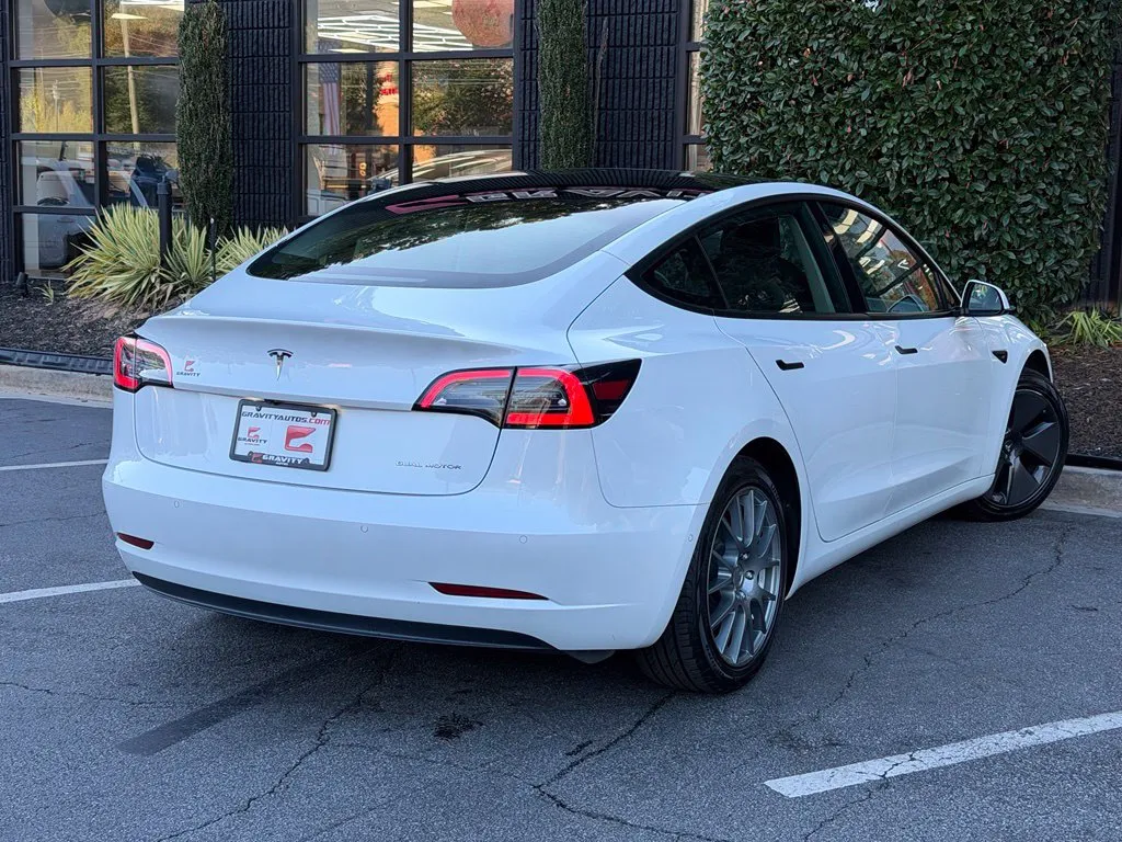 Tesla Model 3 photo 12