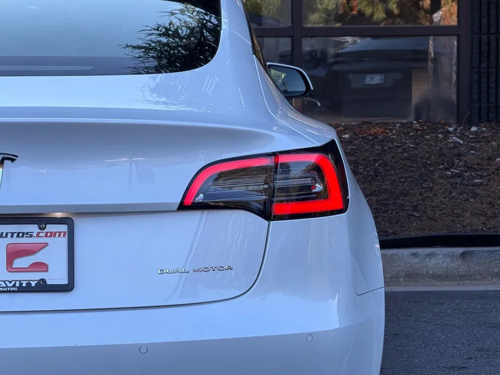 Tesla Model 3 photo 16