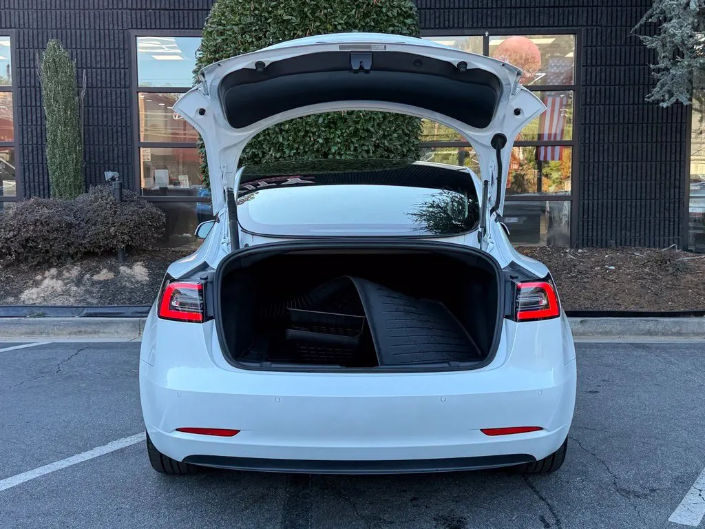 Tesla Model 3 photo 17