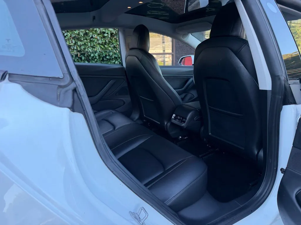 Tesla Model 3 photo 37