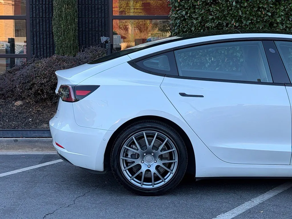 Tesla Model 3 photo 22