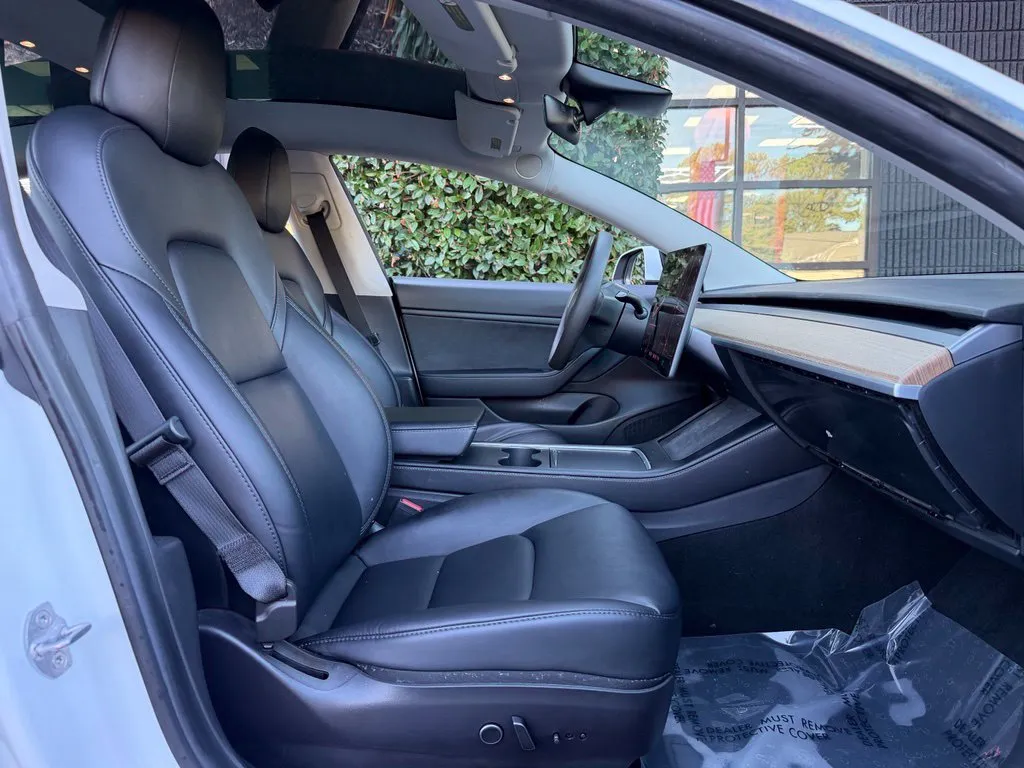 Tesla Model 3 photo 33