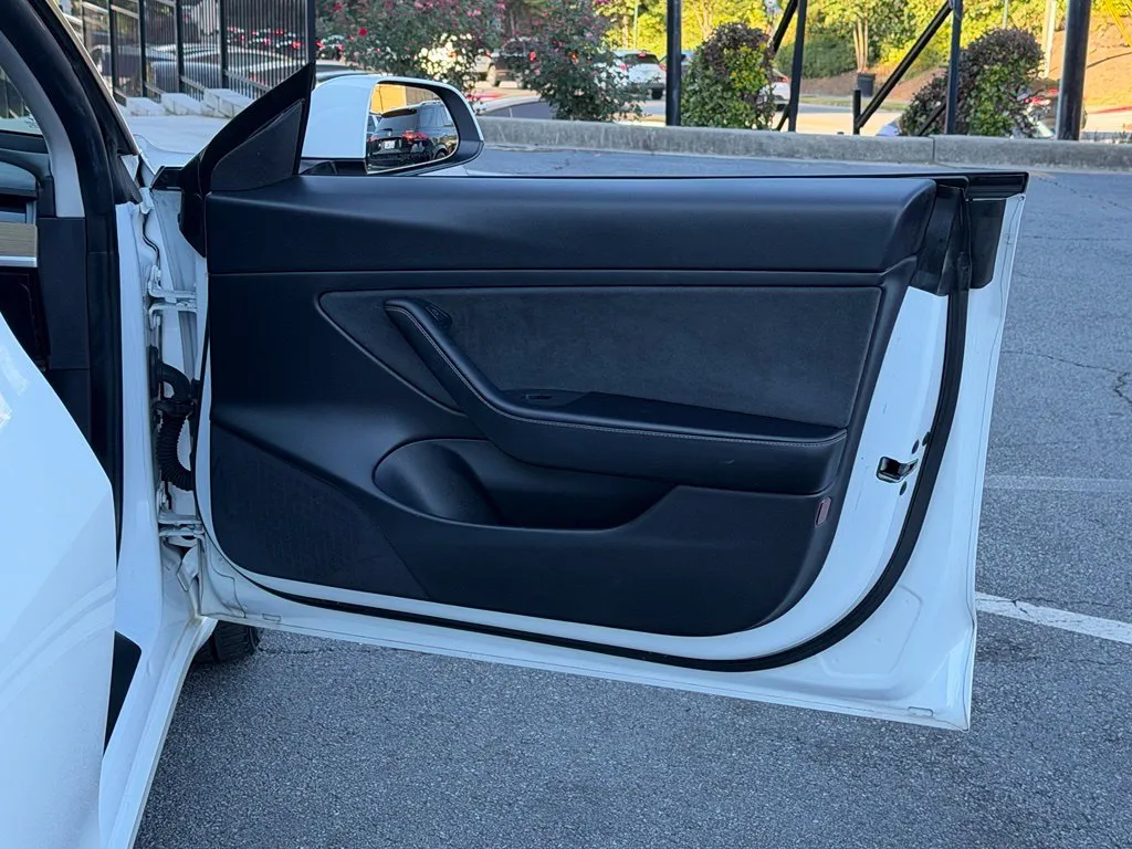 Tesla Model 3 photo 35