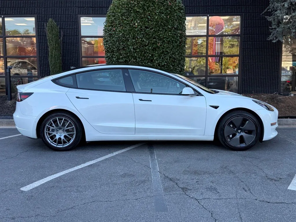 Tesla Model 3 photo 21
