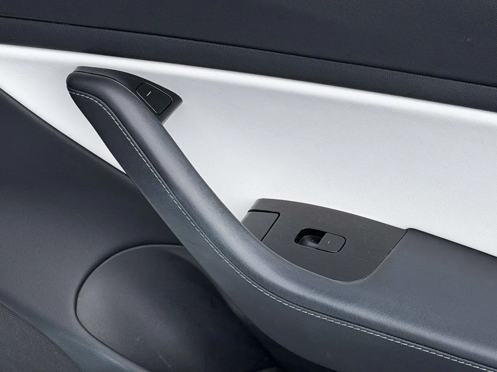 Tesla Model 3 photo 37