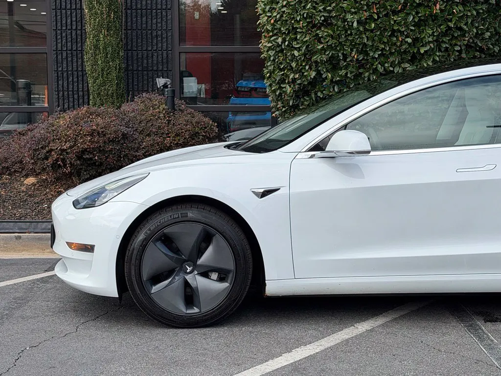 Tesla Model 3 photo 10