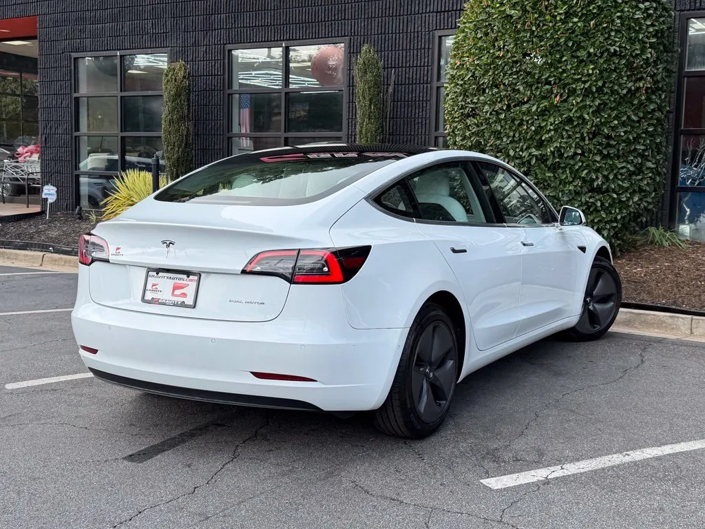 Tesla Model 3 photo 12