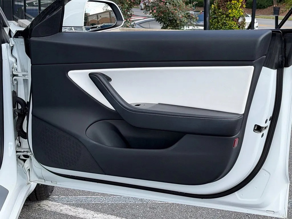 Tesla Model 3 photo 36