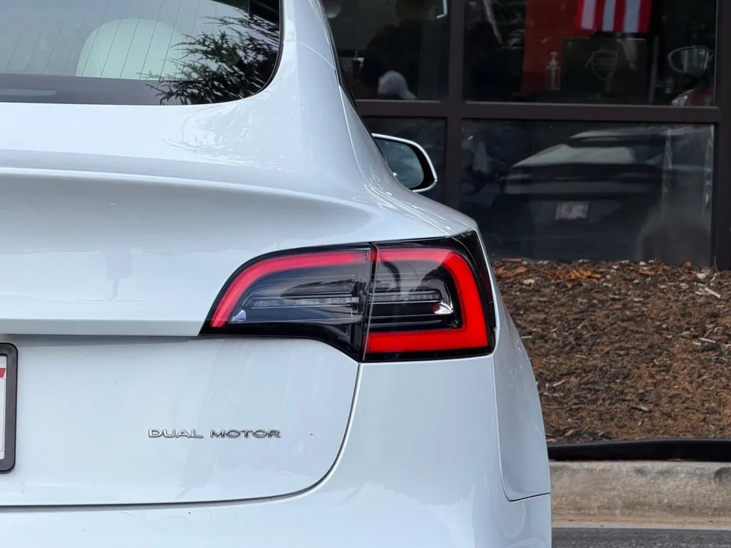 Tesla Model 3 photo 16