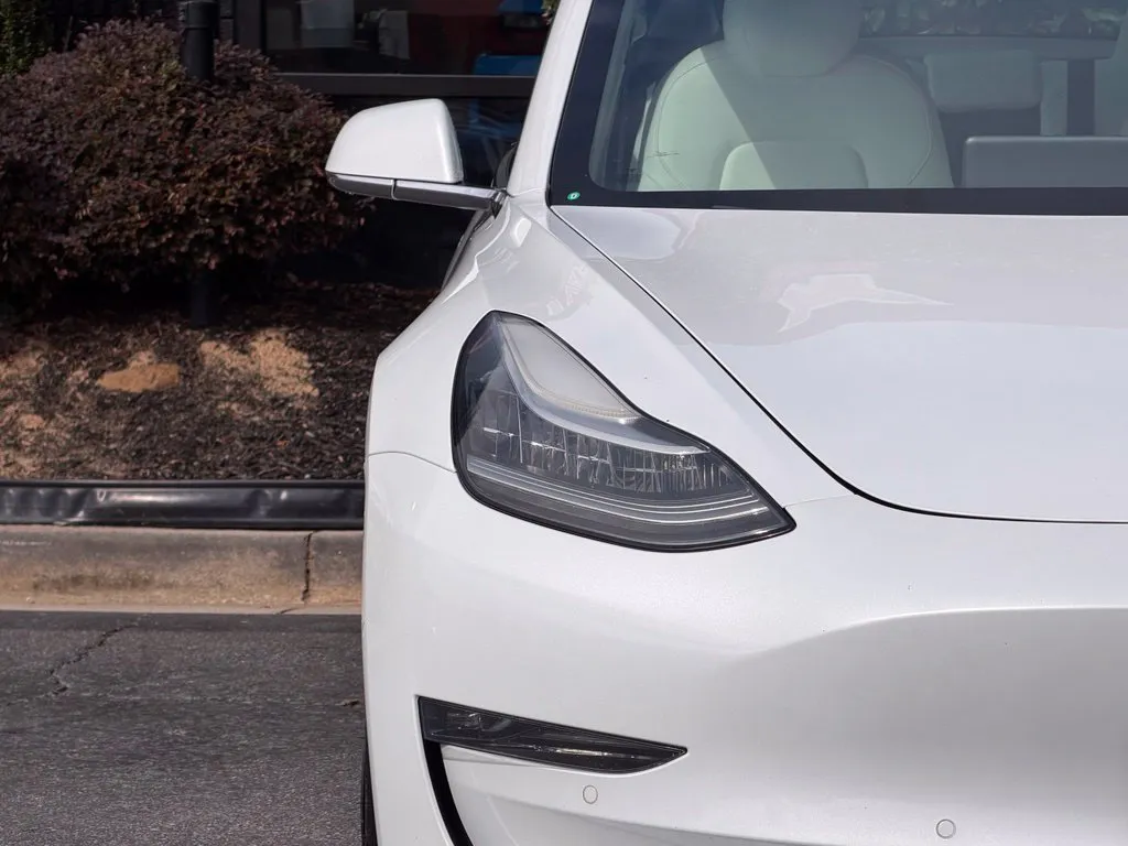 Tesla Model 3 photo 4