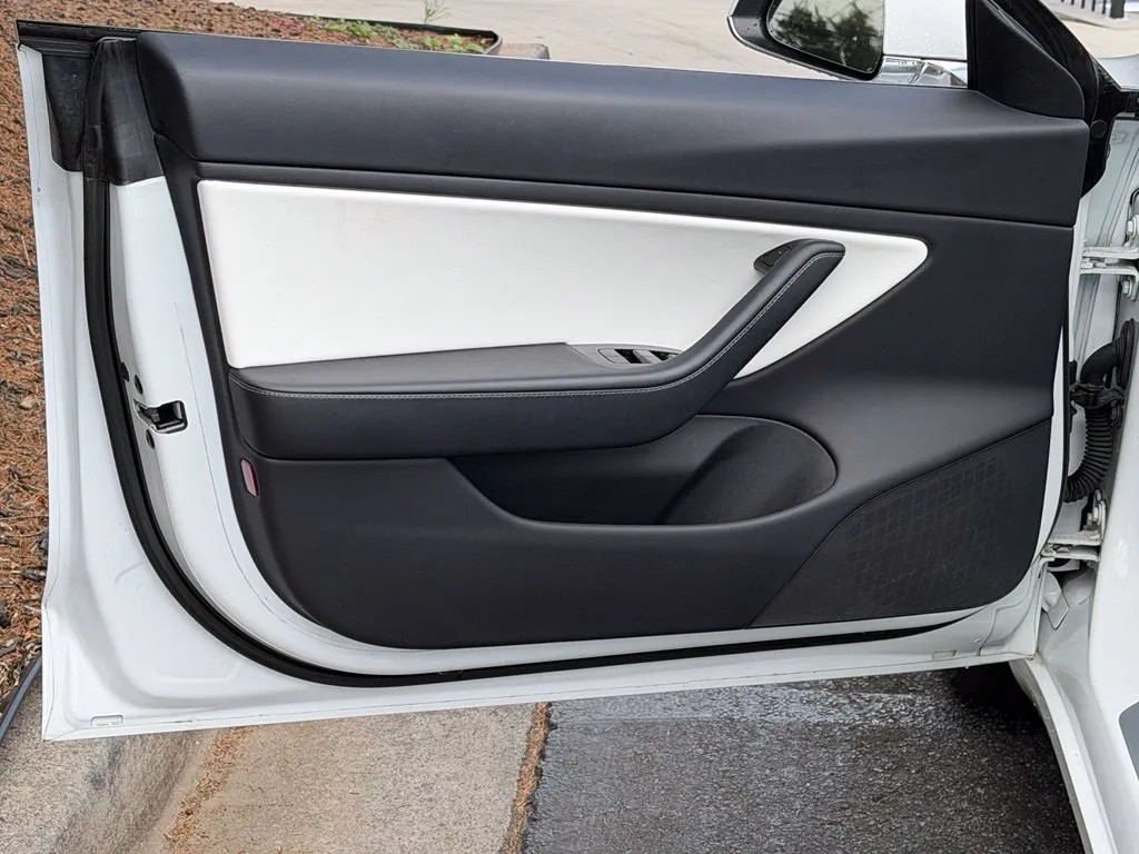 Tesla Model 3 photo 28