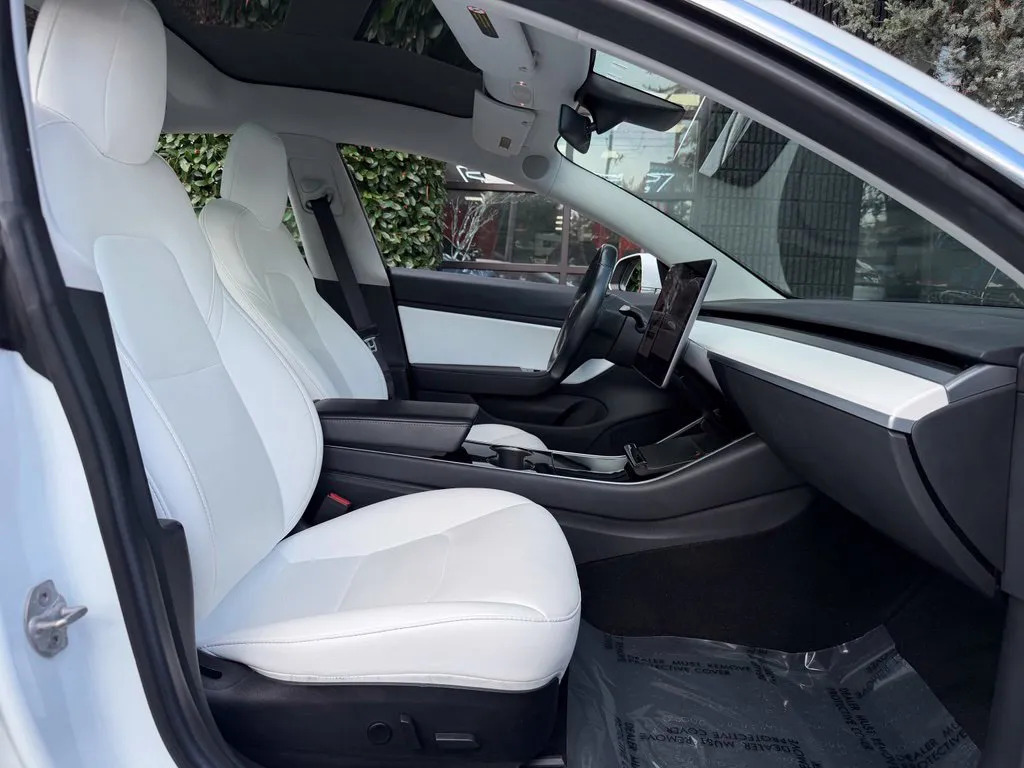 Tesla Model 3 photo 33