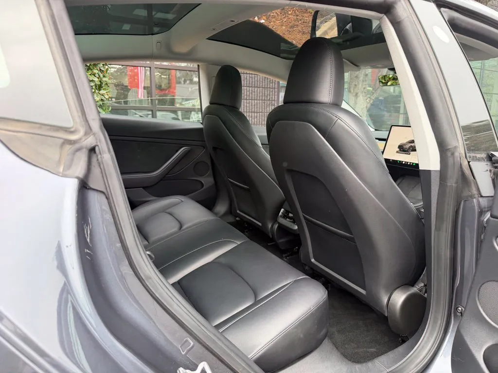 Tesla Model 3 photo 38