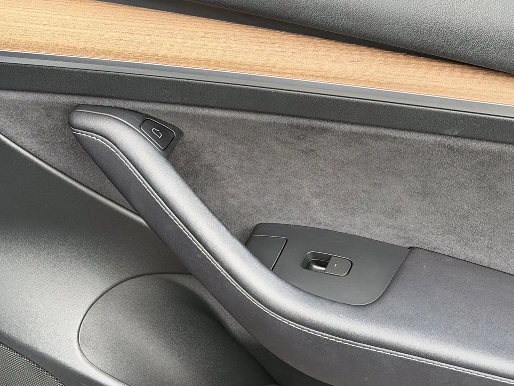 Tesla Model 3 photo 37