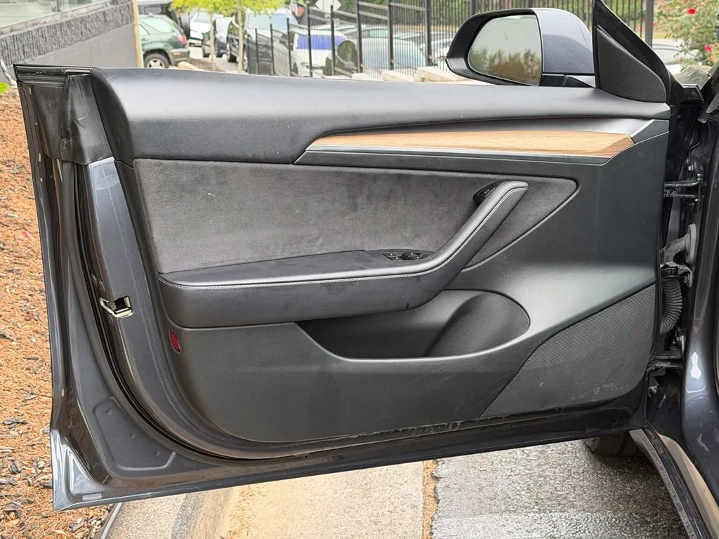Tesla Model 3 photo 28