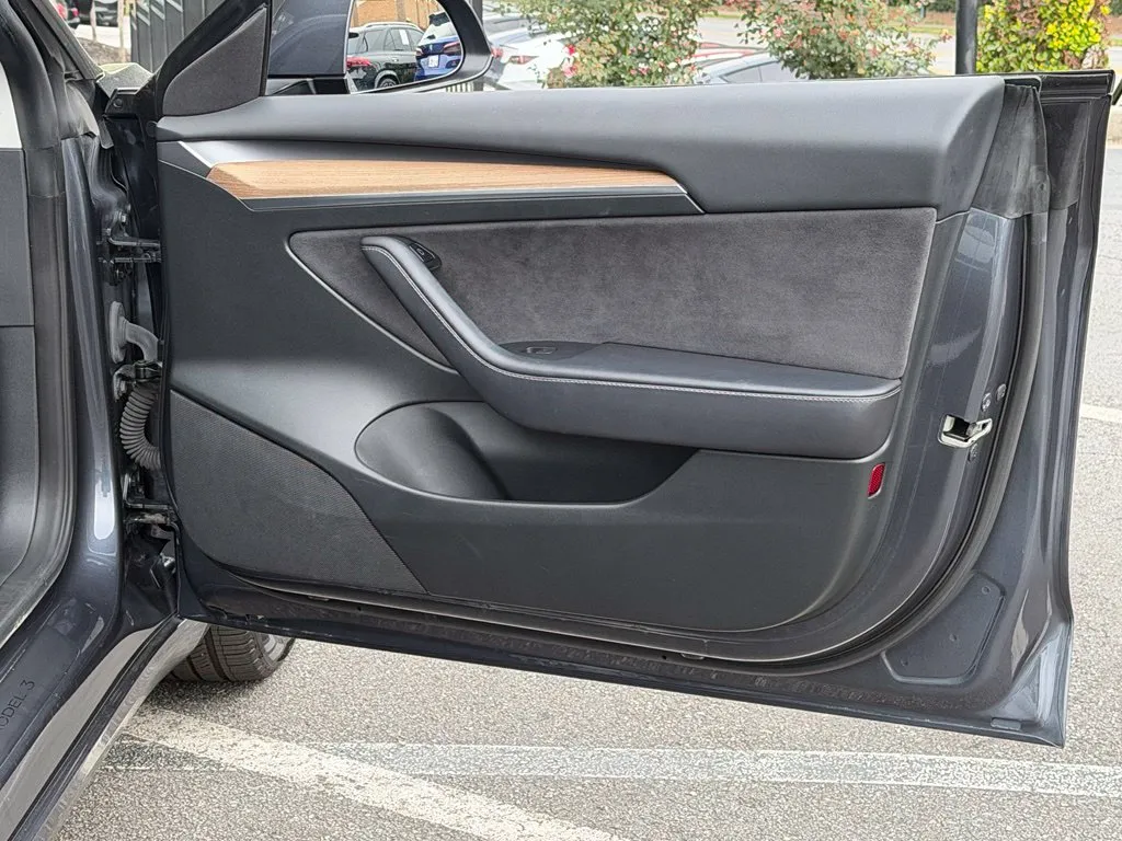 Tesla Model 3 photo 36