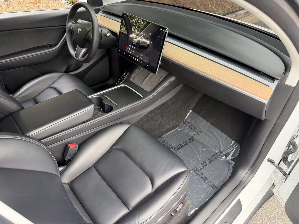 Tesla Model Y photo 31