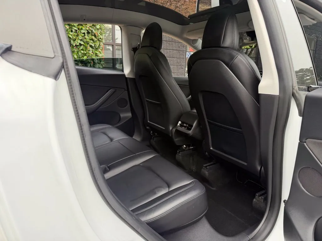 Tesla Model Y photo 37