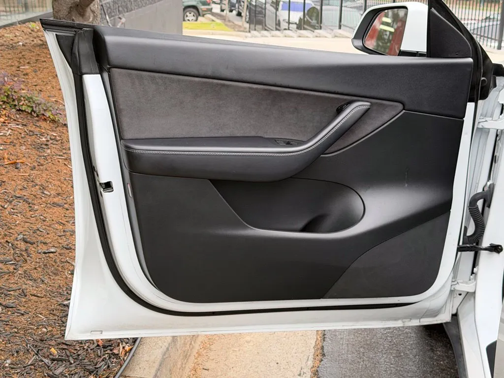 Tesla Model Y photo 27