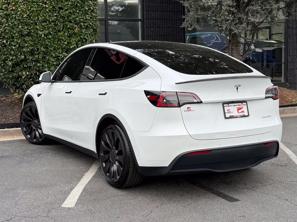 Tesla Model Y photo 18