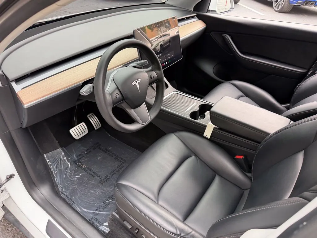 Tesla Model Y photo 23