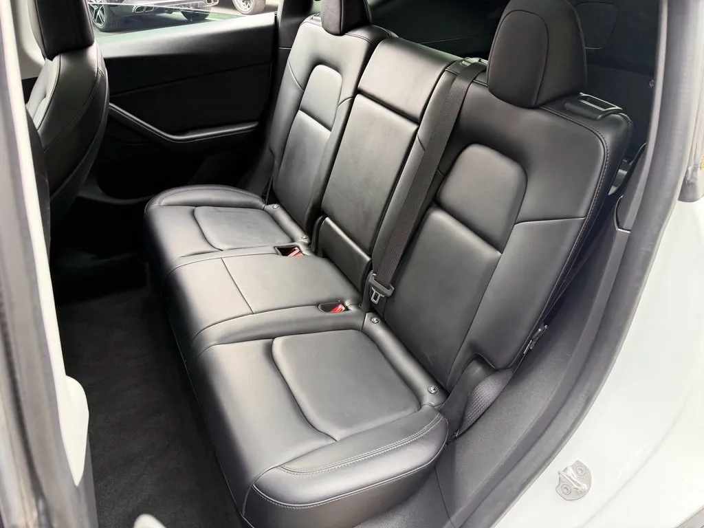 Tesla Model Y photo 30