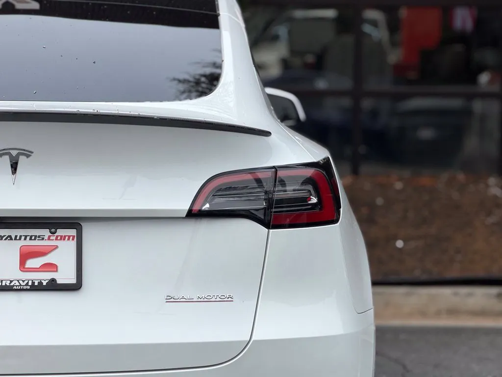 Tesla Model Y photo 16