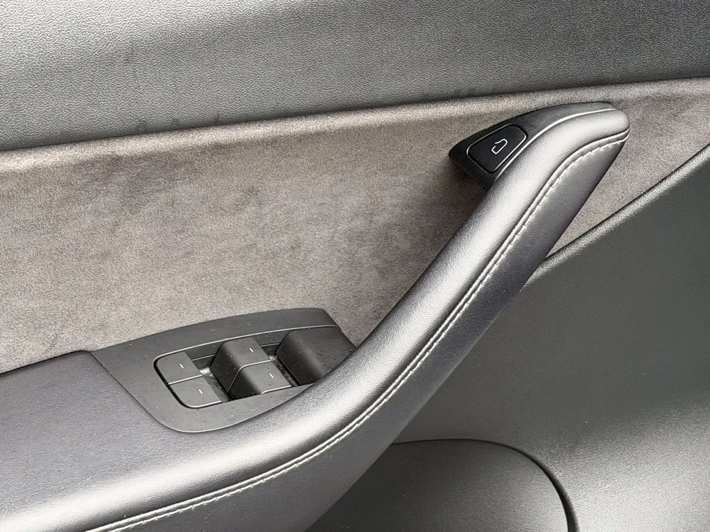 Tesla Model Y photo 28