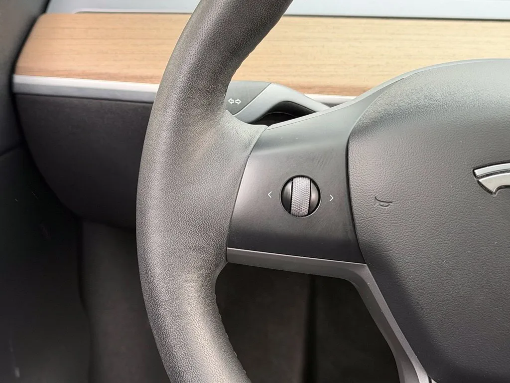 Tesla Model Y photo 43