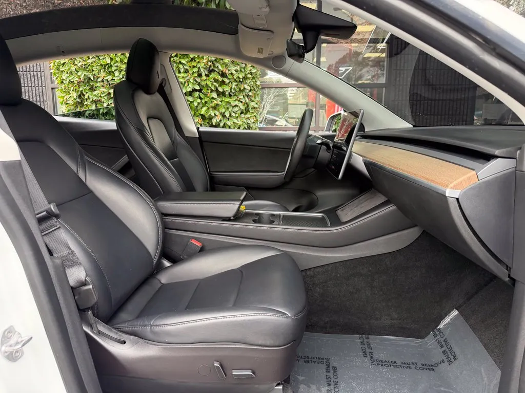 Tesla Model Y photo 32