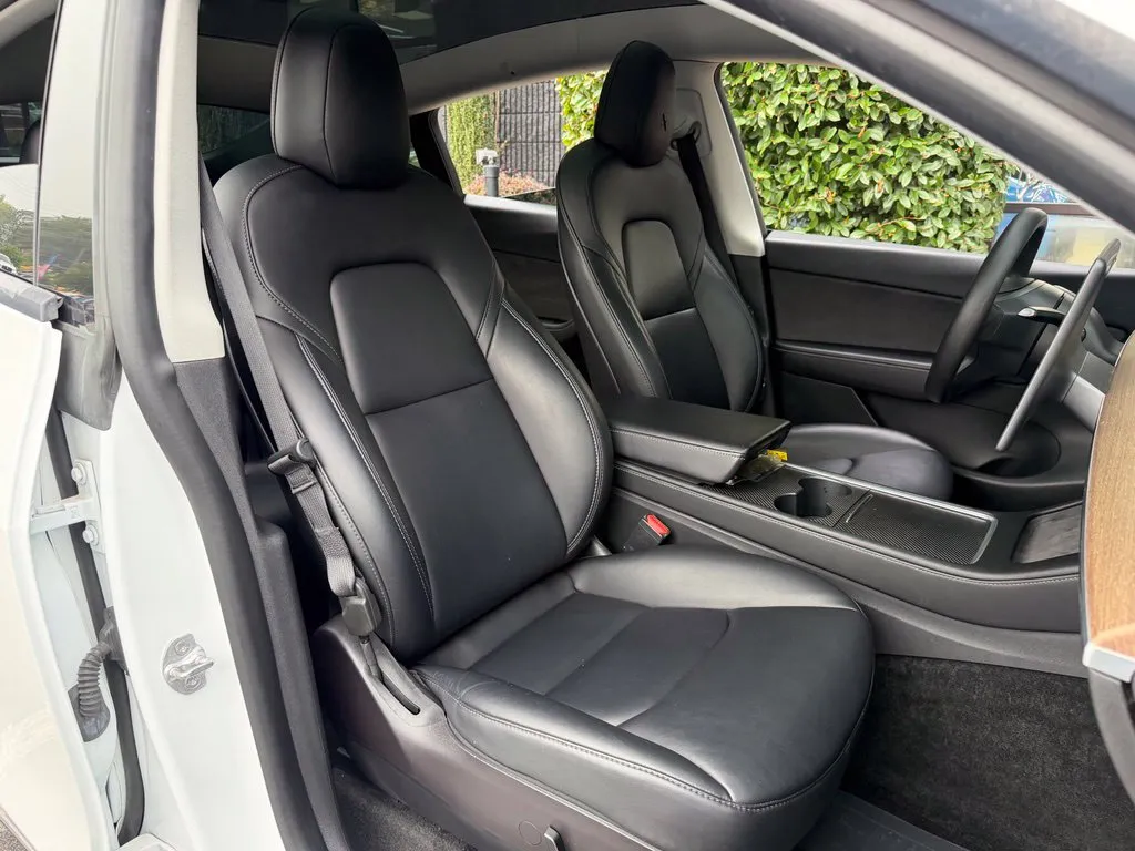 Tesla Model Y photo 33