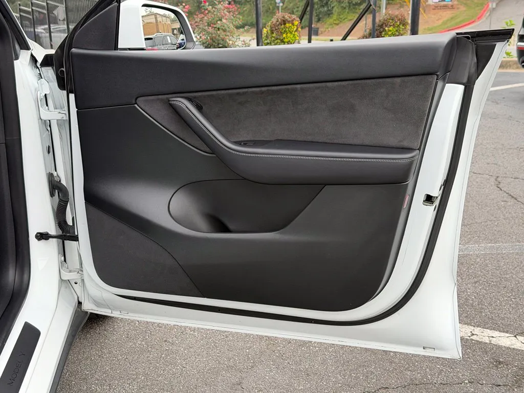Tesla Model Y photo 35