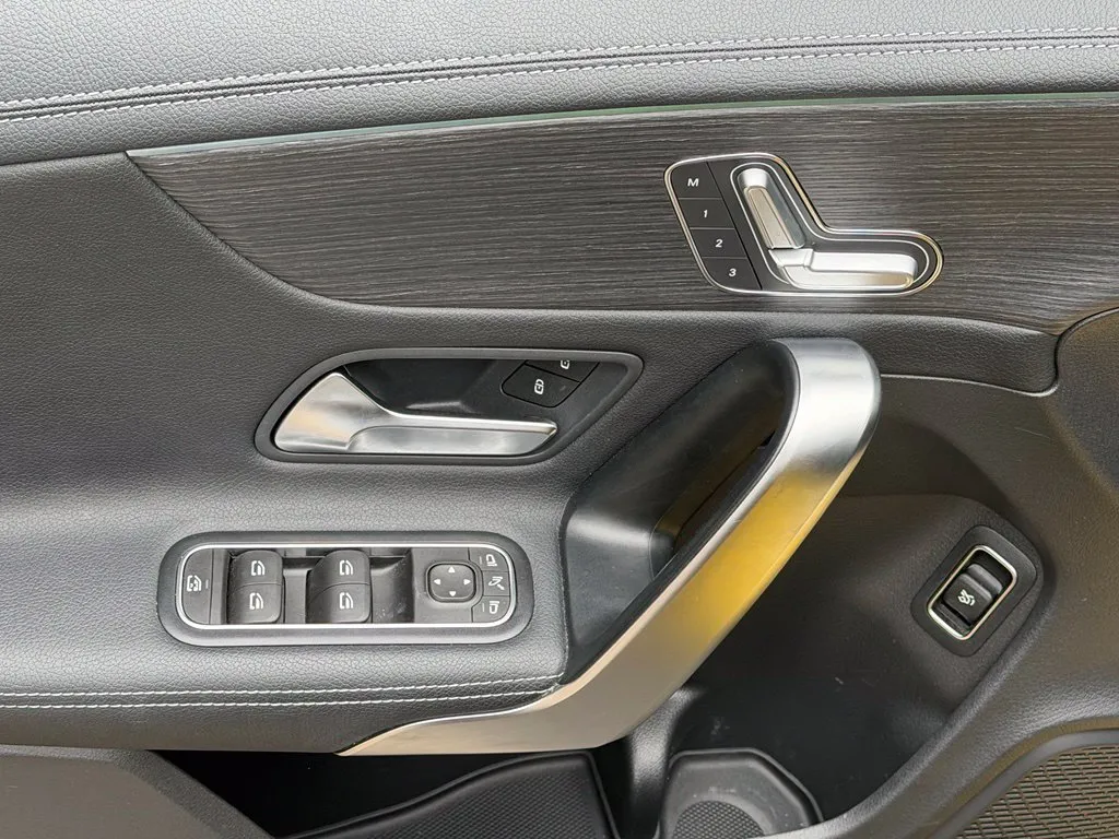 Mercedes-Benz CLA photo 29