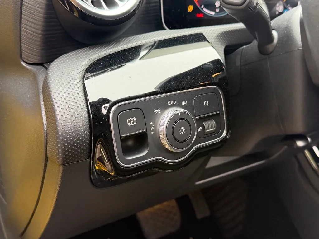 Mercedes-Benz CLA photo 27