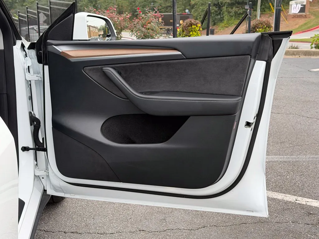 Tesla Model Y photo 33