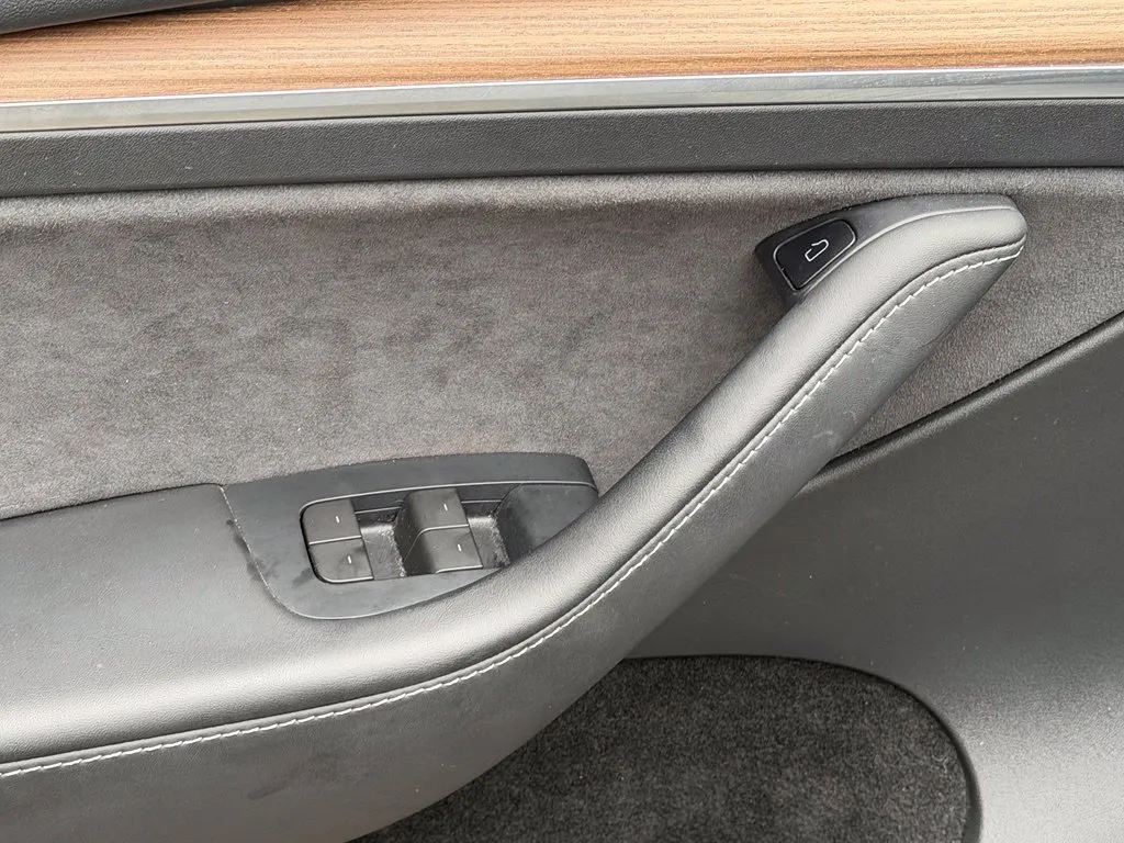 Tesla Model Y photo 26